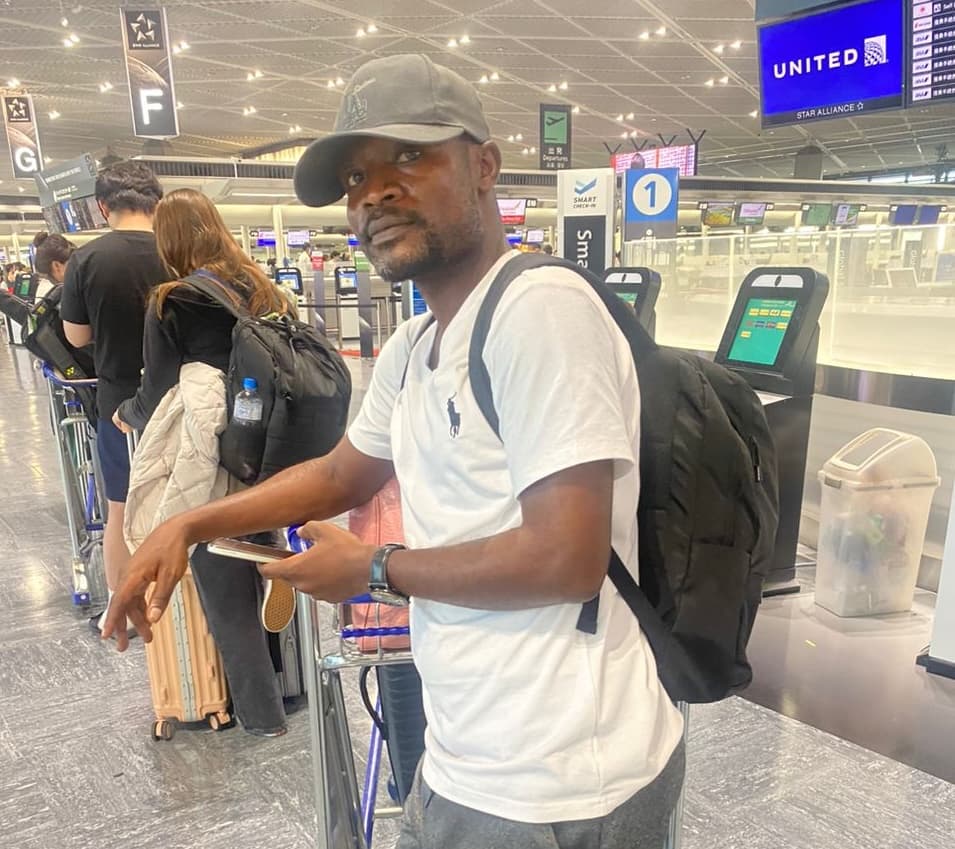 Dirigeant de SEF SARL au Japon devant le panneau Welcome to Japan